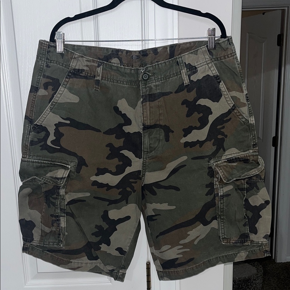 Old Navy green camo cargo shorts Size 38